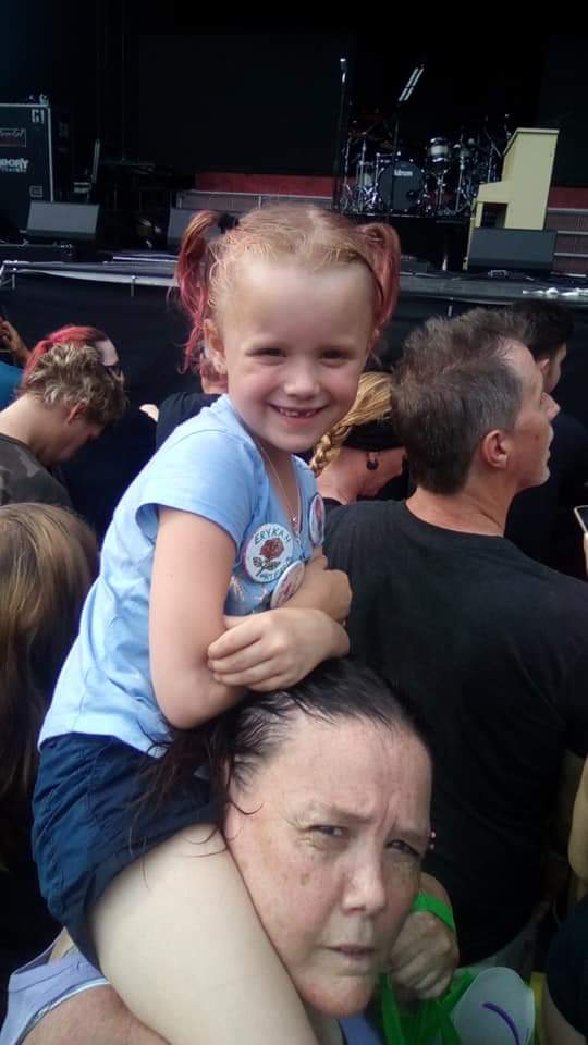 Tammy_2018_01's tweet image. @TOADM Tyler thank you for signing her cd! See you again @roxodus in July #rockerkid #Erykahrocks  #mygranddaughter #roadtrippartner #50+concertssofar
