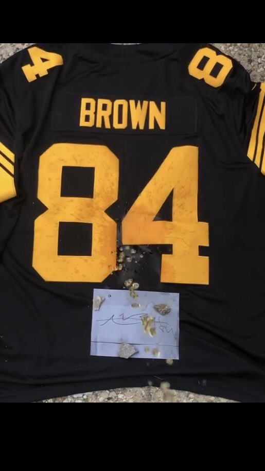 DieSteeler's tweet photo. @TeamJuJu @stlrfan19 How about a nice golden shower for our best riddance of the year??!! https://t.co/ddUI4APjA8
