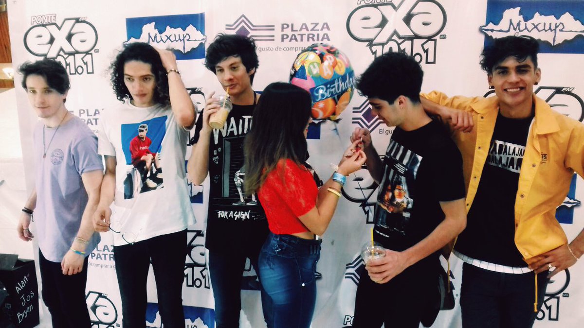 Andreac68865668's tweet photo. #6AñosDeCD9 siempre juntos siempre 😭😭❤ @CD9 @JosDice @bryanmouque @freddyleyva @soyalannavarro @soyalonsovillal https://t.co/ezk6dMfmUa