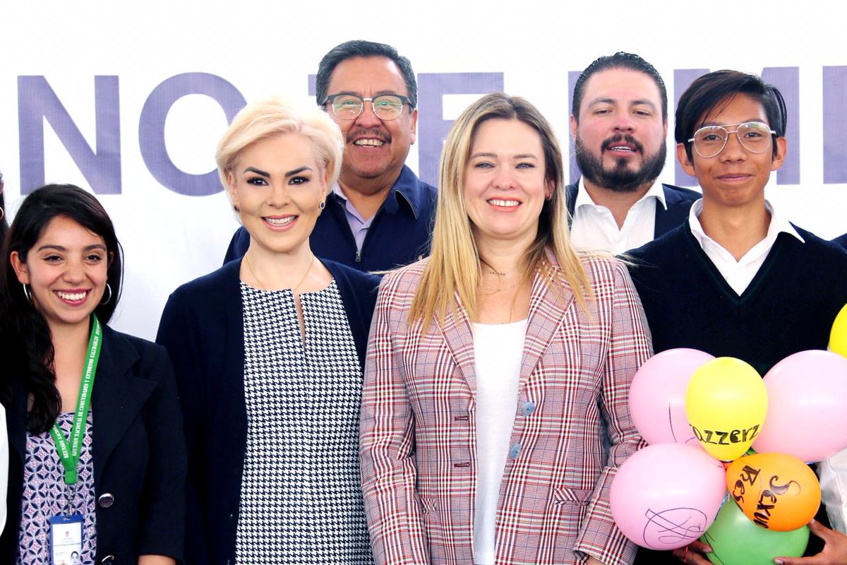 alexfedezcam's tweet photo. Mi esposa Silvia Vives arrancó la campaña #PásalaSiNoTeEmbarazas junto a @mercedesrangell del Voluntariado de @SaludEdoMex, en la que alumnos de secundaria y preparatoria conocerán estrategias para prevenir el embarazo durante la adolescencia. https://t.co/F9UFVdDslB