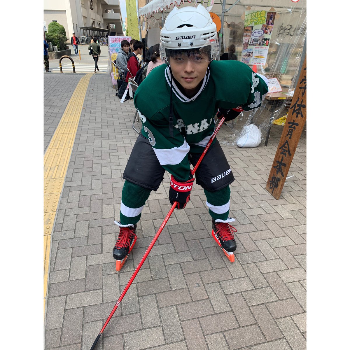 sguicehockey's tweet photo. おはようございます☀️
勧誘期間2日目！今日も元気に勧誘しています😝💫
アイスホッケー部のブースは、
ユニフォームと この青い旗が目印です！
今日は防具を着たプレーヤーもいます（笑）
ぜひ気軽にお話を聞きにきてください🏒✨
#西南学院大学 #西南アイスホッケー部 https://t.co/8teVsgxROE