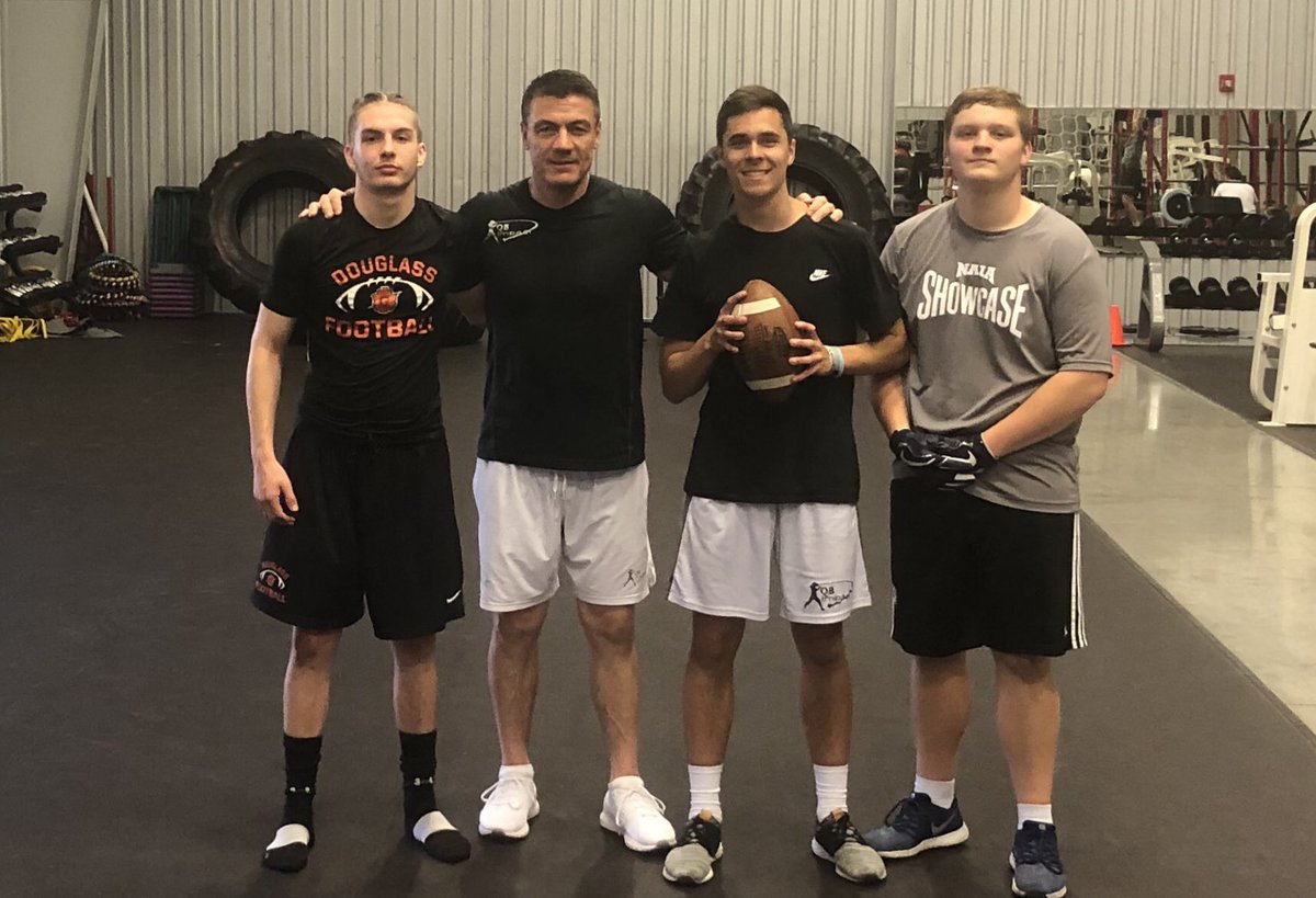 QBimpact's tweet image. #TopGuns Throwing Session in the 🔬 with @CoachGeorge5 @ONEHEALTHYBOD 

2021 Edmond QB @James_K_Henault 
2022 Shawnee QB @karsen_414 
2022 @TrojanDouglass QB @est_sZn 

#QuickGame #Catch #Step #Throw