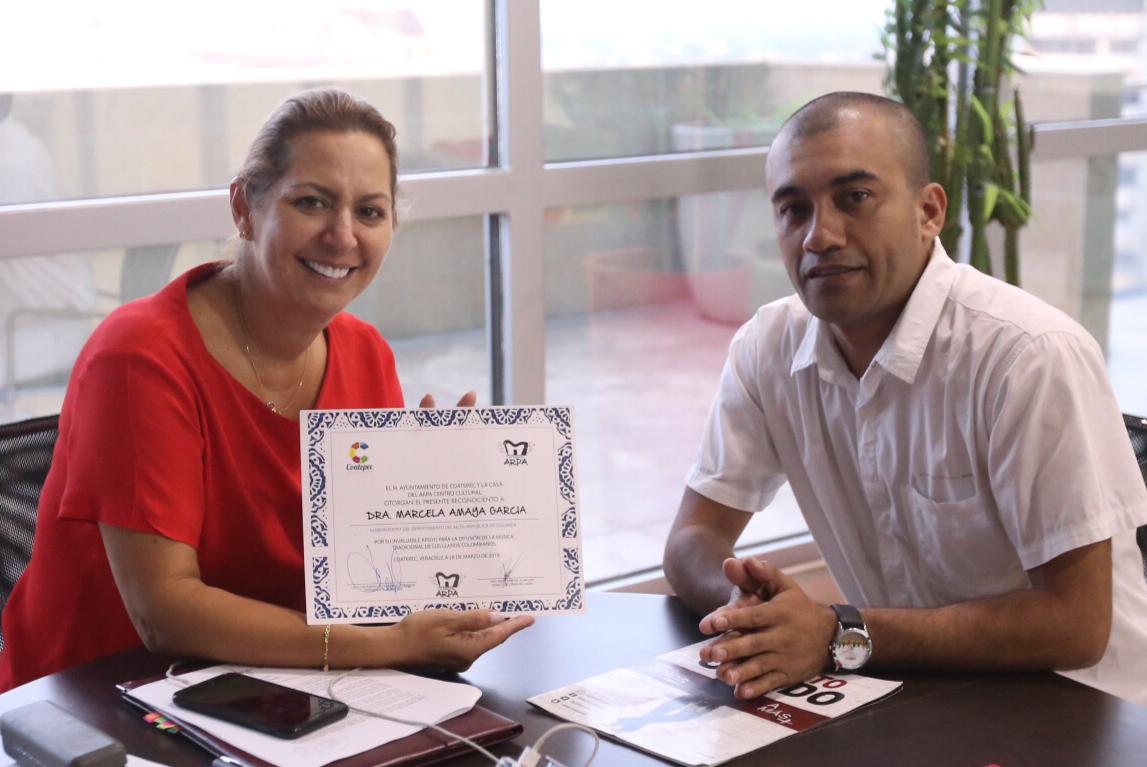 GobMeta's tweet photo. José Oviedo Osorio, cantante de música llanera, le entregó a @marcela_amayag el reconocimiento otorgado por la Alcaldía de Coatepec, en México, por el apoyo y difusión de la música llanera a nivel internacional. @InsCulturaMeta https://t.co/IJWldtBbRm