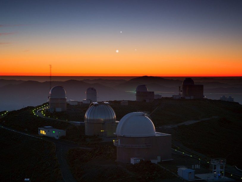 «Фейерверки» в небе над Ла-Силья buff.ly/2U7YwIS #edboom #астрономия #ESO #обсерватория #фото