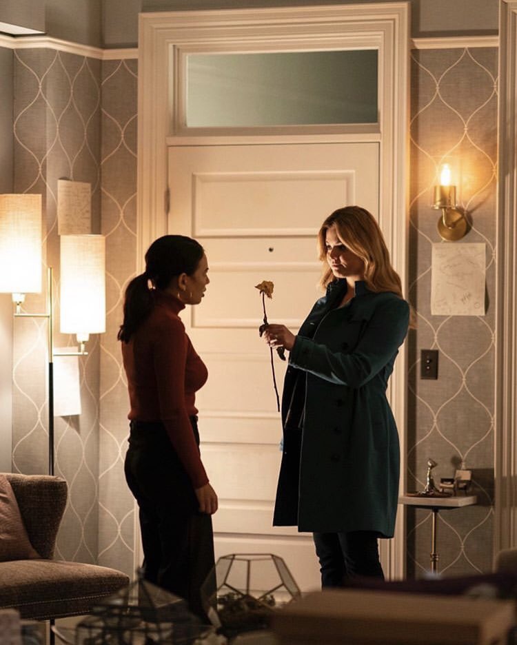 christiana_c91's tweet image. People keep giving @JanelParrish different colored roses 🌹😂#illbewatching #PLLPerfectionists