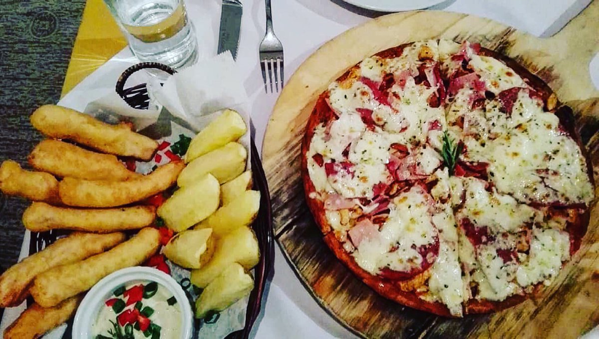 WhyNotDumaguete's tweet photo. #Repost @mariajosette: “Waistline, what? Eat and be merry...” #pizza #fishandchips #carboloading.#dumaguete  #solotraveler #solotravel #midlifebackpacker
—
#whynotguestpic - #thankyouforposting, #WhyNotTeam #Dumaguete https://t.co/I65OE0AeKK