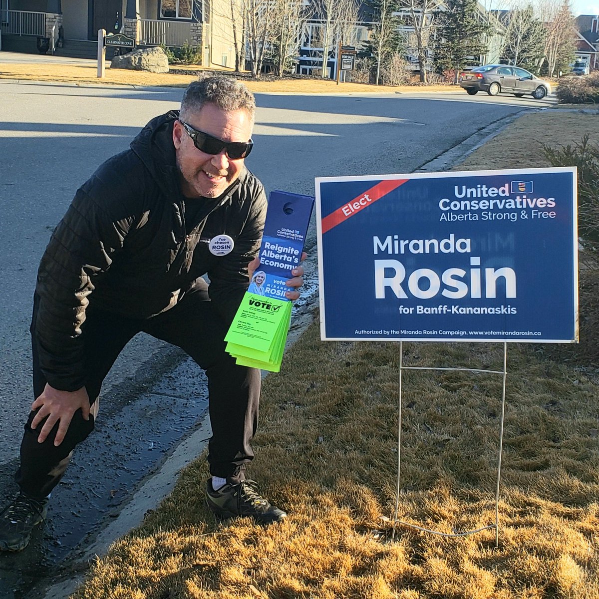 Had a wonderful evening meeting the people in neighborhood again tonight!

The support and encouragement for #BanffKananaskis #UCP candidate @MirandaRosin1 is overwhelming!!

Good exercise too!!!
