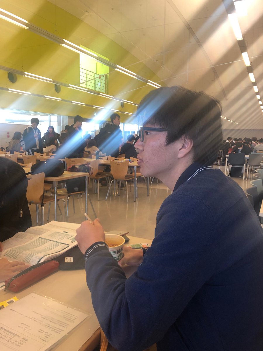 食堂入って右の奥で履修相談やってます✨
サー長カップ麺食べてます