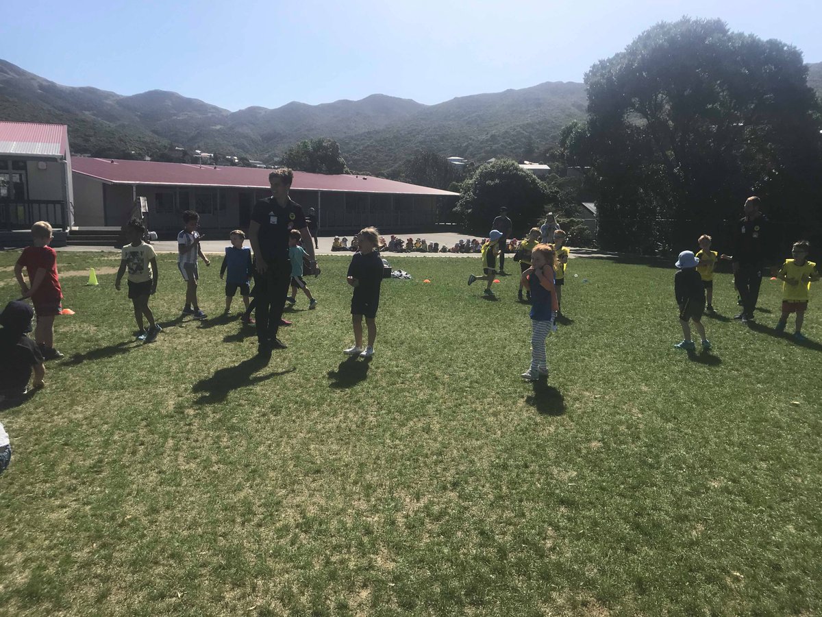 WgtnPhoenixFC's tweet photo. COMMUNITY | ๐ซโฝ๏ธ What a day it was for playing footy as we visited the kids at Ngaio School last Thursday. We also held a Q&A, where the kids asked what it was like playing in the @ALeague in front of thousands of #Nix fans ๐
#StandUpWithYourNix #NixInTheCommunity https://t.co/7iiwxZmv9b