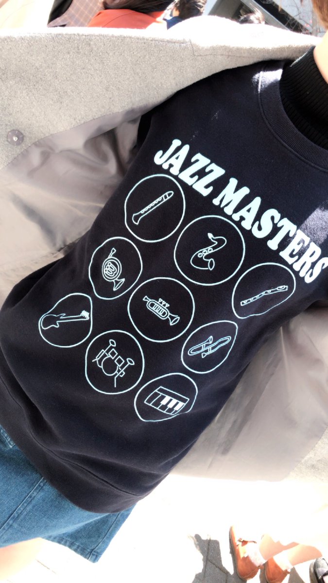 こんにちは！JAZZMASTERSです！
本日食堂前でチラシを配ってます〜！
紺色のパーカーが目印です！