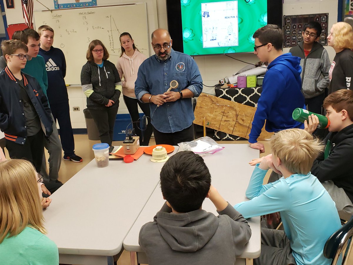 BarronScience's tweet image. More pics of us learning about radioactivity with Mr.Shah of the US Nuclear Regulatory Commission @Woodridge68 @JeffersonJH68 #innovate68