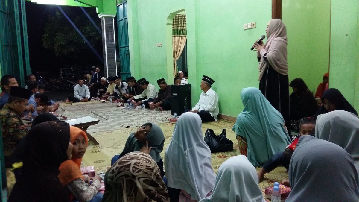 Bu_Endang_Maria's tweet photo. Tausyiah di Syukuran Kepala Desa Wonorejo terpilih. Selamat dan sukses. Semoga berhasil dalam penyelenggaraan otonomi daerah sehingga kesejahteraan masyarakat terwujud. #KomisiVIII #DPRRI

@DPR_RI https://t.co/mni9kdCCcc