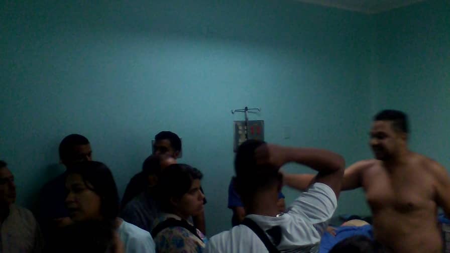 luismanuelh25's tweet photo. Policias de Cojedes golpean a especialista en traumatologia y agreden verbalmente a enfermeras en el hospital de San Carlos https://t.co/MmCOsjqndJ