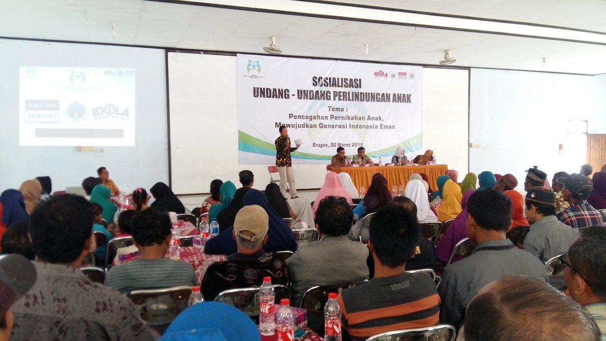 Bu_Endang_Maria's tweet photo. Pentingnya masyarakat mengetahui peraturan perundang-undangan yang telah dibuat oleh pemerintah, bertujuan agar kita sebagai masyarakat dapat lebih paham dan mengerti akan aturan tersebut. #KomisiVIII #DPR_RI 

@DPR_RI https://t.co/znhjFBt105