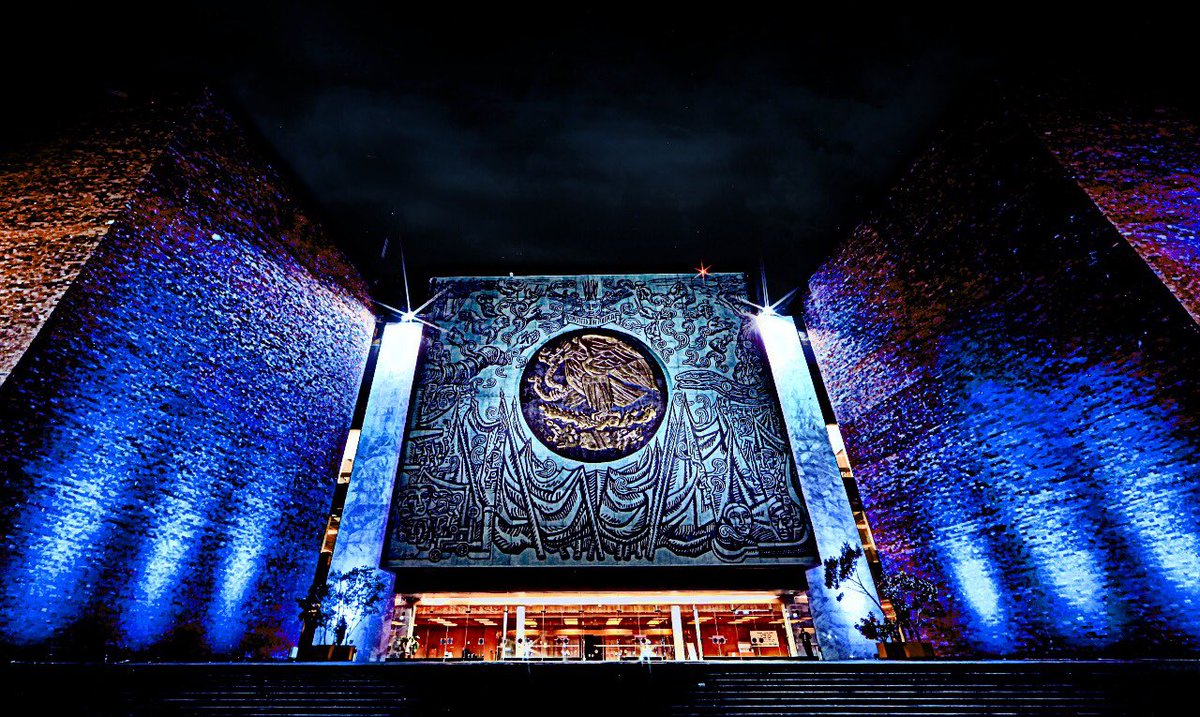 La comisión de Atención a Grupos Vulnerables, que encabeza la Diputada @Martha_Garay, solicitó a la Mesa Directiva que la fachada de la <a href="/Mx_Diputados/">H. Cámara de Diputados</a> se iluminara de color azul en conmemoración del Día Mundial del #Autismo. #UnidosPorElAutismo. #HagamosEquipo