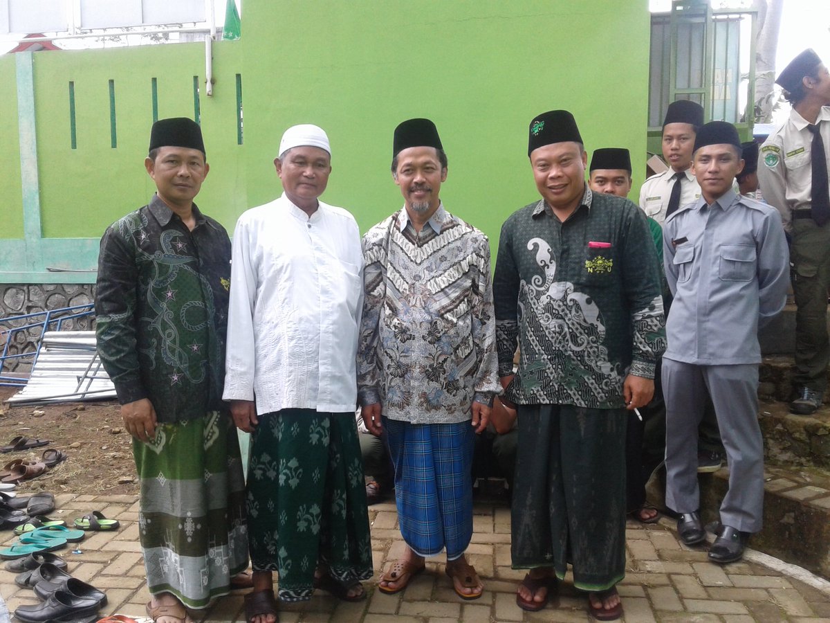 anonhackercf32's tweet photo. RT muzamilmahmud: Hari libur adalah hari Keluarga. Maksudnya adalah keluarga NU. Gus Dur (almaghfurlah), "orang yg ngurus NU setiap harinya mulai jam 07.00 - 13.00 adalah orang yg cinta NU. Kalau ngurus NU jam 07.00 - 17.00 adalah gila NU. Kalau sehari s… https://t.co/BPQpAso2Wz