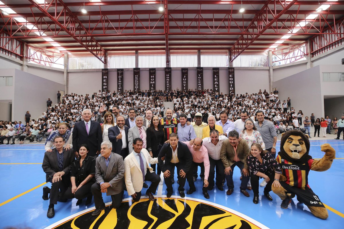 udg_oficial's tweet photo. El #RectorUdeG, @rvillanueval, inaugura un edificio y complejo deportivo en la #Prepa6UdeG > https://t.co/C6vYNcmdAl https://t.co/Rsa0EAsXIi