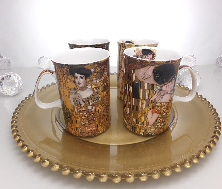 💫 May I present ? 💫 Adele ....Expectation.... and The Kiss bright and dark 💫 Grogg or Caf ee Latte fits best in this noble round ? 💫  Porcelain mugs of Gustav Klimt Collection 💫 MORE bit.ly/2RSlLC0 😍 

#Gustav_Klimt #The_Kiss #Adele_Bloch_Bauer 
 #interiordesign