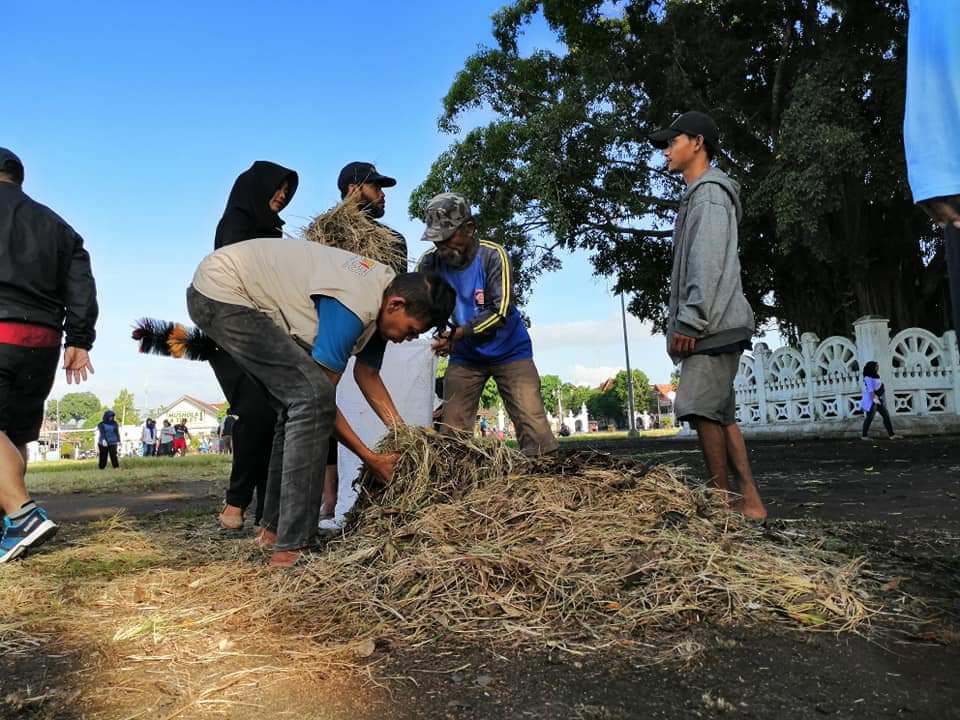 Pagi tadi, Wakil Walikota Yogyakarta, Heroe Poerwadi bersama ratusan warga dari berbagai unsur bergotong-royong membersihkan kawasan Alun-alun Yogyakarta.

#30tahunjumenengdalem 
#SugengAmbalWarsaSriSultanHBX 
#ReresikJeronBeteng 
#ReresikAlunAlun