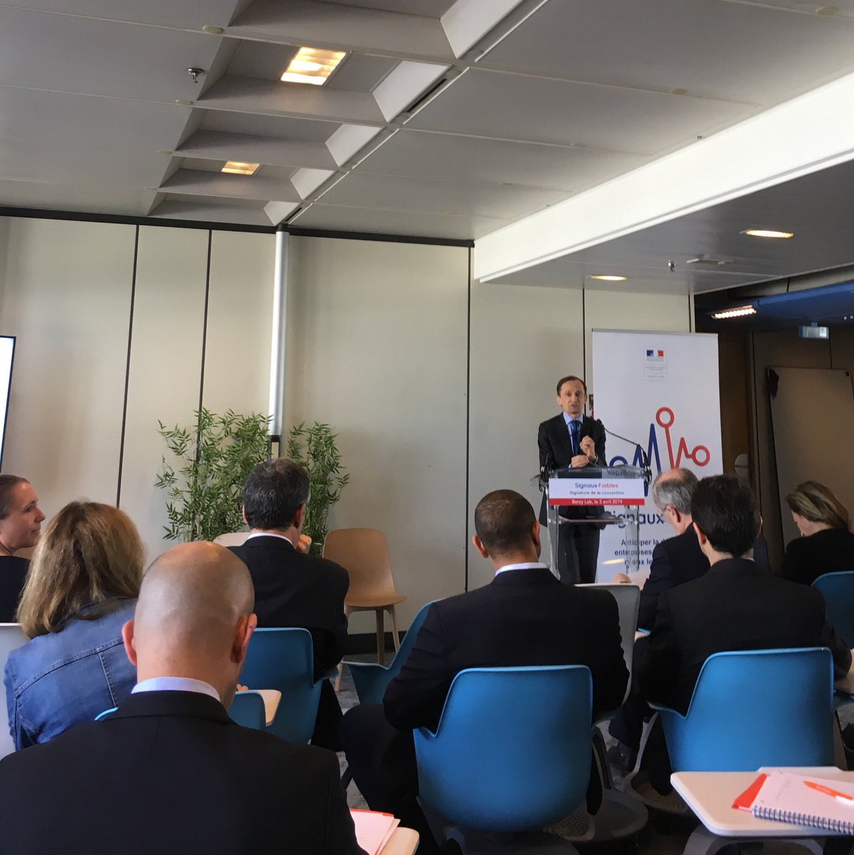 urssaf's tweet photo. Signature d’une convention avec 5 partenaires pour mieux détecter les signaux faibles et pouvoir ainsi accompagner l’entreprise avant qu’elle ne rencontre des difficultés. @DGEntreprises @banquedefrance @Minist_Travail @_DINSIC https://t.co/FMUD6qeOua