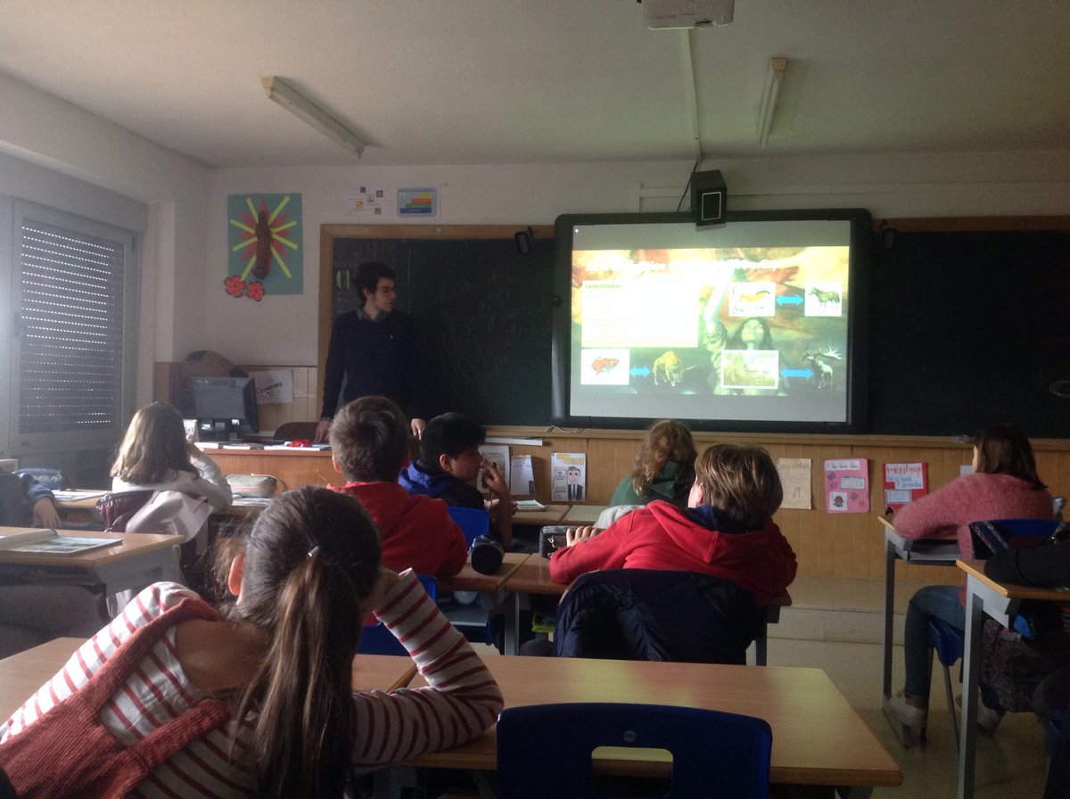 1ESOAuseva's tweet photo. Hoy para introducir el proyecto de prehistoria en Sociales, Álvaro repasa los contenidos sobre arte rupestre vistos este curso y hacemos un análisis de cada uno de las cuevas que vamos a reproducir. https://t.co/35kW3RFHh2
