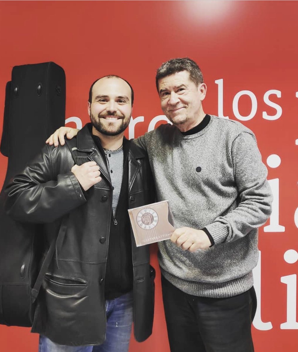 Entre dos luces, Santiago Lara <a href="/laraguitarra/">Santiago Lara Puerto</a> que nos presenta su disco #laguitarraeneltiempo. 
El #discodelasemana: #ParisLisboa de <a href="/SalvadorSobral1/">Salvador Sobral</a> 
Síguenos: <a href="/entredos_luces/">Omnívoros E2L</a> 
El podcast::#E2L 1H - 03/04/19 - RTVE.es rtve.es/a/5114841/ vía <a href="/rtve/">RTVE</a>