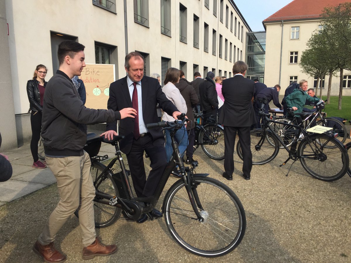 Bmwi Bund Auf Twitter Herr Altmaier Geht Mit Gutem Beispiel Voran Er Kommt Oft Mit Dem Fahrrad Zur Arbeit Viele Grusse Team Burgerdialog Bmwi