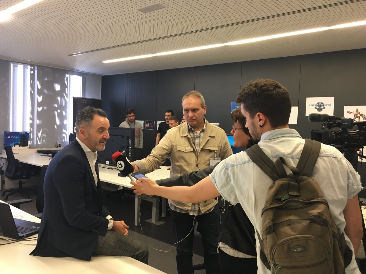 Presentamos a los medios los 3 equipos que están desarrollando sus videojuegos en ⁦<a href="/lanzaderaes/">Lanzadera</a>⁩ para ⁦<a href="/PSTalents/">PlayStation Talents</a>⁩ ⁦@Corp_Lanzadera⁩ 👏🏻👏🏻👏🏻👏🏻👏🏻👏🏻👏🏻👏🏻🕹