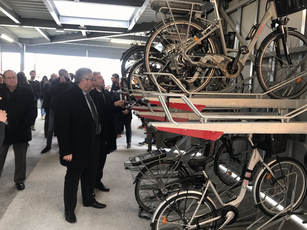 Inauguration ce mercredi matin sur le parvis de la gare SNCF de la C.Velo Box, un local sécurisé de stationnement de vélos. 150 emplacements sont disponibles 24h/24 contre un abonnement mensuel de 5 euros. (<a href="/CVeloCF/">C.Vélo</a>)