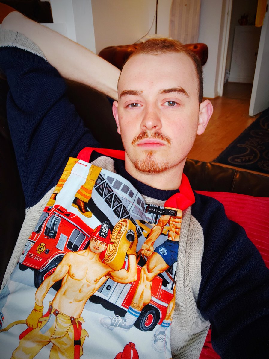 Gayprons1's tweet photo. Sat in my Gaypron feeling fresh, buns in the oven 😘😘😘 XXX

#gaypron @gayprons1 https://t.co/iJeUGckuRO
