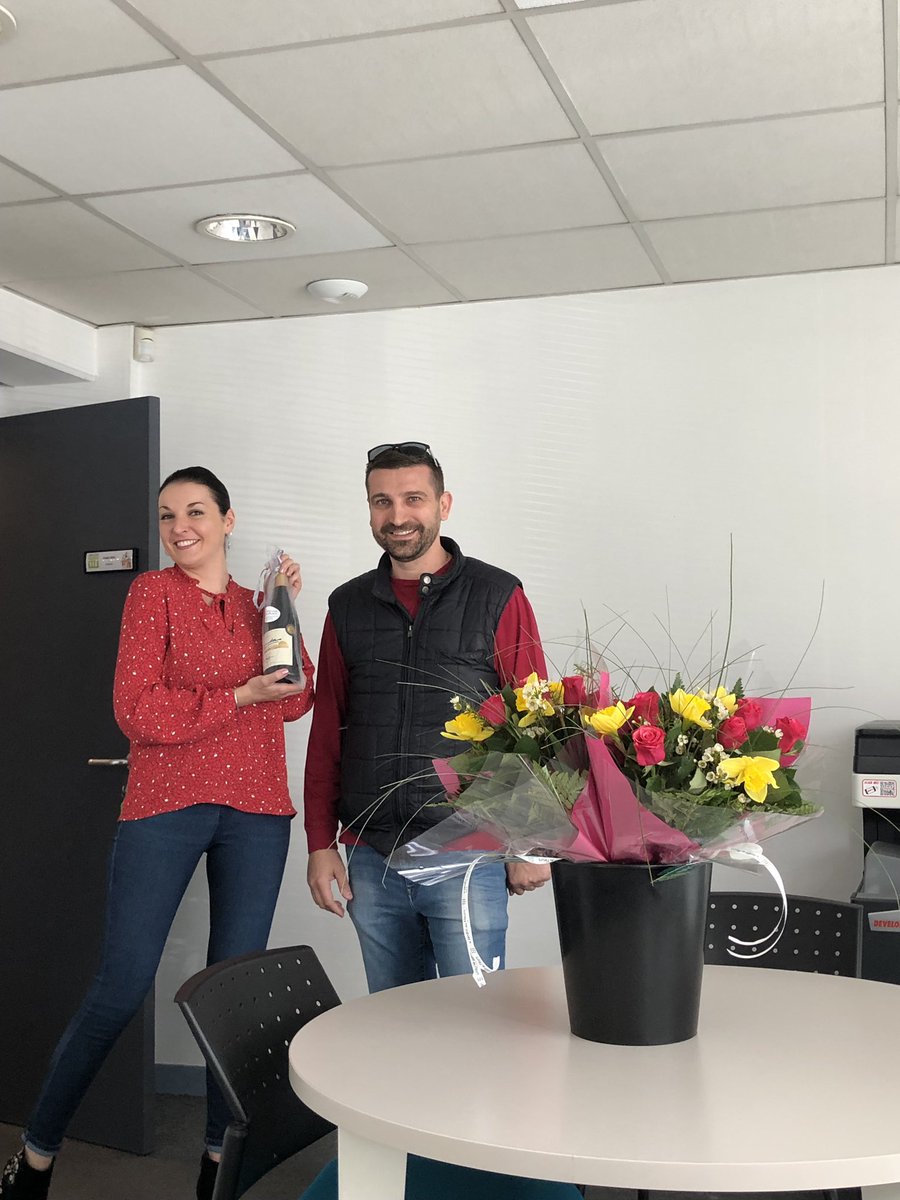 image_formation's tweet photo. Yannick Garcias qui vient de terminer son stage
Nous offre des fleurs pour la gentillesse de notre administration et l’excellence ambiance du centre Image.. solide réputation depuis 25 ans #formation #FormationProfessionnelle #imageformation https://t.co/D7iV7yn9Ac