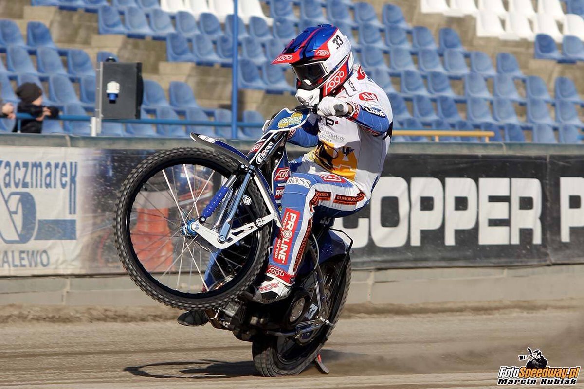 Drodzy KIBICE!

Jak wiecie Jarek Hampel zmaga się teraz ze skutkami wczorajszej kontuzji. 

Przed nami kilka trudnych tygodni i bardzo trudne wyzwania. WASZ nieoceniony doping będzie nam potrzebny teraz ze zdwojoną MOCĄ📢👏🏼

Bądźcie z nami na #LESWRO #JaroJedziemyDlaCiebie✊🏼✊🏼✊🏼