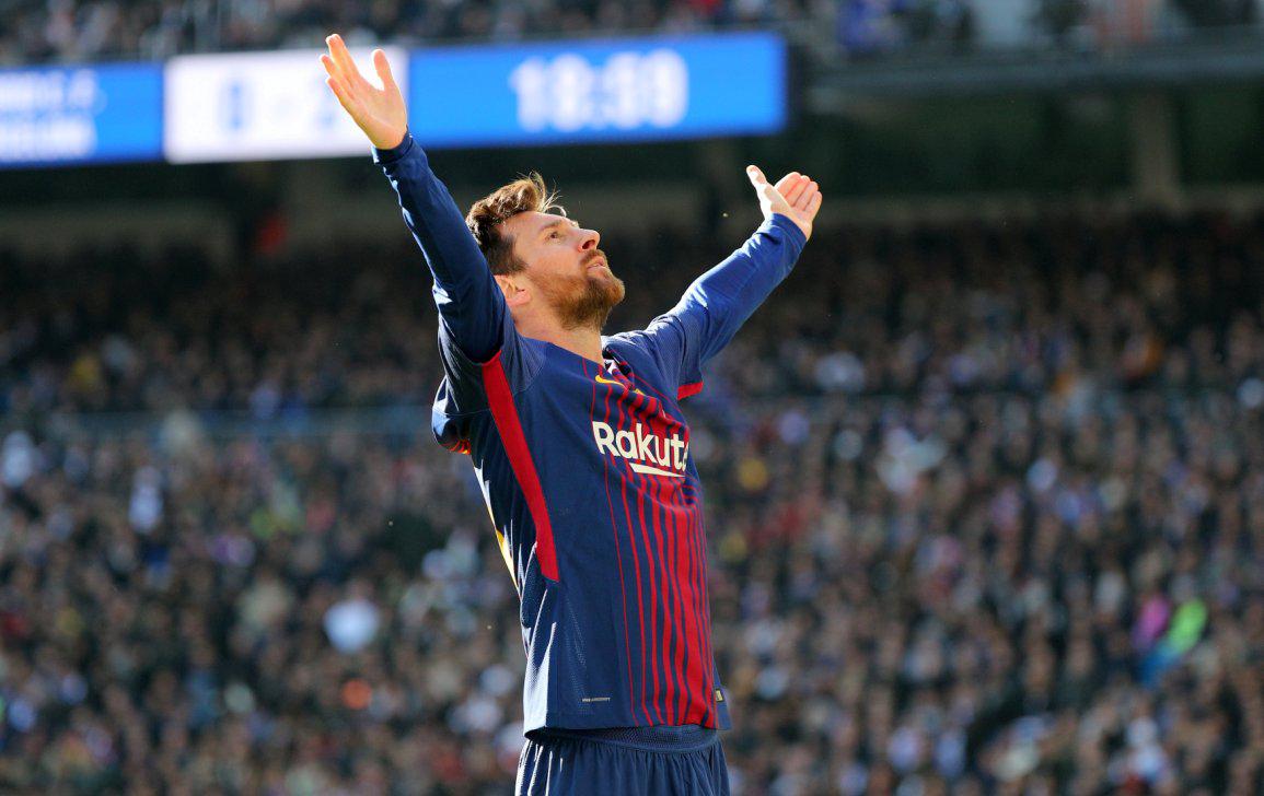 SaddickAdams's tweet photo. Messi celebrates in front of Madrid fans at Bernabau, GOAT.

Moise Kean celebrates in front of abusive Cagliari fans, PROVOCATIVE 

Racists biggots. #EndRacism #SeriaIsDirty #CutTheHate #BlackExcellence https://t.co/x8mV0bn8Ai