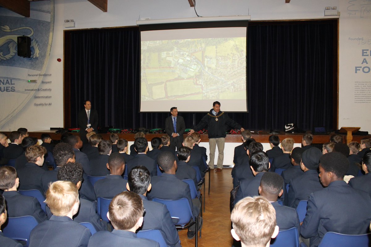 Rolling up our sleeves & getting involved #GBritisSpringClean as part of the #dartfordschoolslitterpick students at @WilmingtonGSG & @wilmingtonboys working to make our local area a cleaner place for everyone.  Thank you @MayorofDartford for lending a hand! #litterheros @motey3