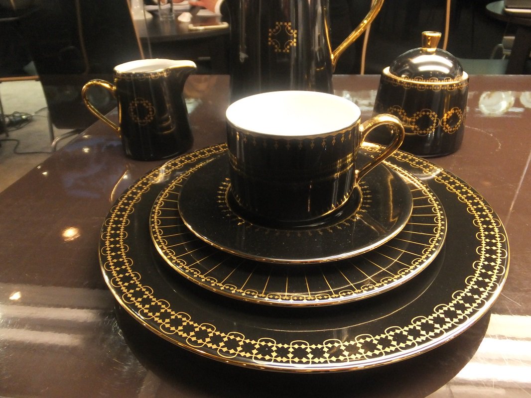 🔶 NEW GRANDEZZA in black - gold 🔶  Marie -Joelle - porcelain line with fine gold edge also got a fashion sister 🔶  shiny and gold and stunningly elegant!🔶 MORE bit.ly/2THotLg .
.
#homedecor #luxuryhome #interior #interiordecor #interiordesign