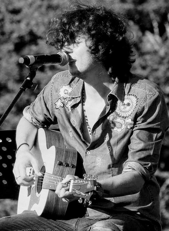 sognantina's tweet photo. "ad occhi chiusi ..." #emozioni #senzamaschere #sentire #aspettandoilvideodiercole 😉 #Ercole #ErmalMeta #quandoancoradobbiamoaspettare 😜😂👋👋👋😘 @MetaErmal #TVB 🤗 https://t.co/Ft16Eriw2V