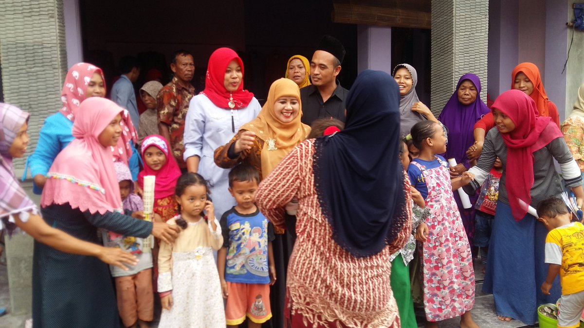 Bu_Endang_Maria's tweet photo. Menyapa masyarakat Sempurejo, Jambangan, Kecamatan Mondokan, Kabupaten Sragen. #KomisiVIII #DPRRI

@DPR_RI https://t.co/ZqimVwi1b3