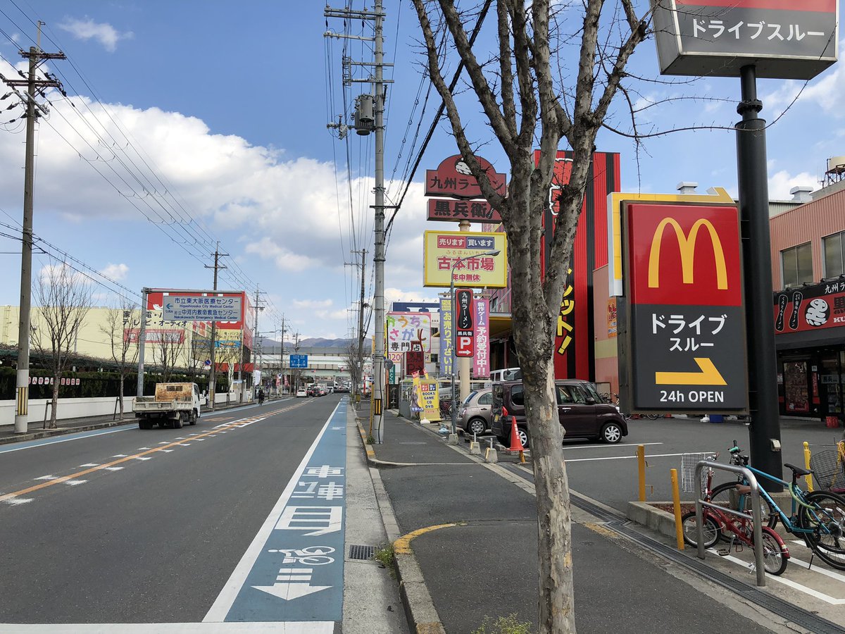 ink34552221's tweet photo. 新入生のみなさん用に大学からのルートを記しておきます。

（1枚目）大学を出て理系なら左、文系なら右に曲がります。矢印の消火栓が目印です。
（2枚目）
業務スーパーの交差点を右折します。
（3枚目）
そのまままっすぐ進むとマクドナルドが見えてくるので同じ敷地内にあります。 https://t.co/qzZMpjKfyO