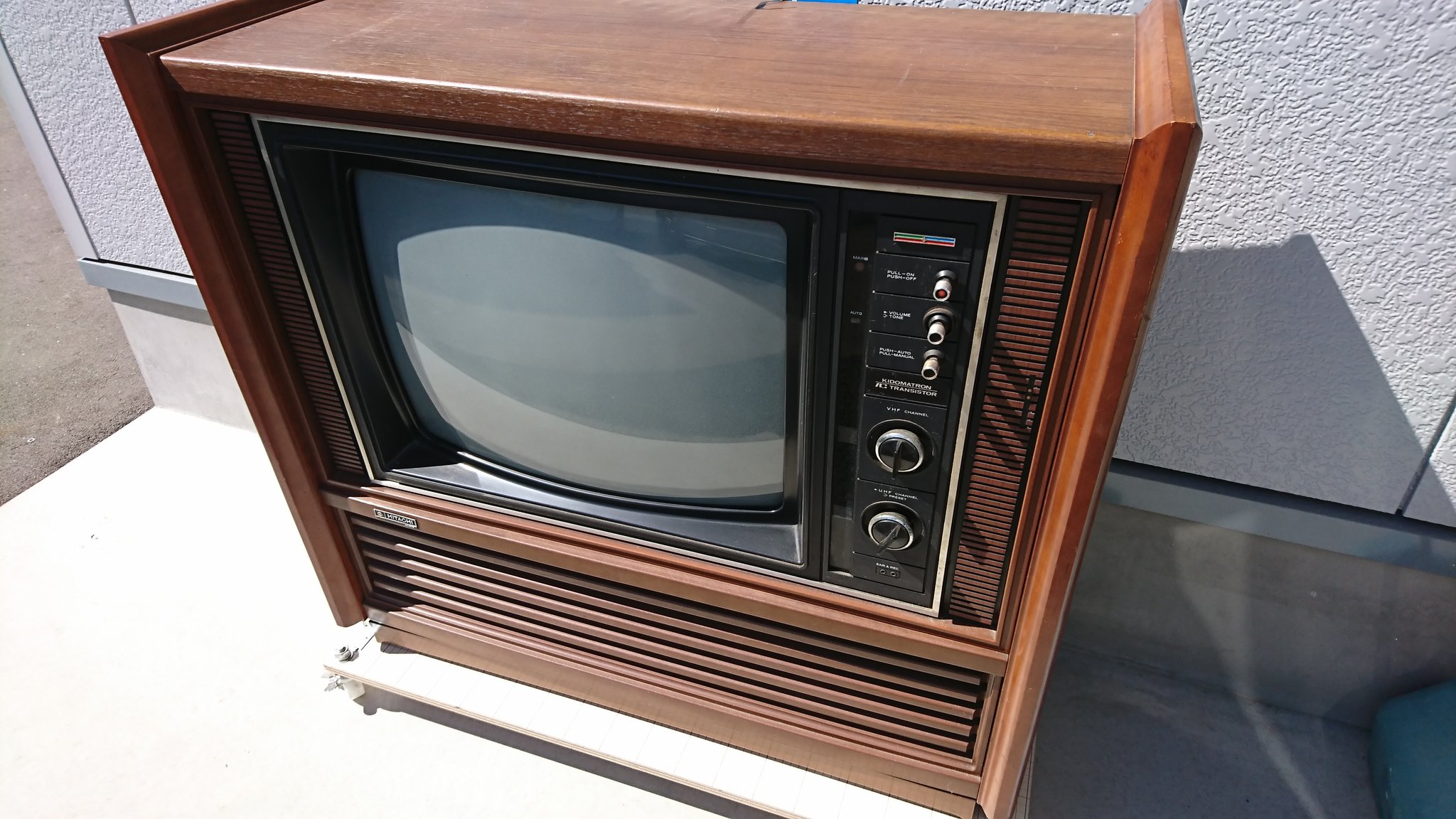 Mana 珍しい 昭和のテレビ 会社の人がどっからか持ってきた 調べると日立製昭和49年今から45年前のテレビ 壊れて映らないけどこれで地デジやbs見たらかえって新鮮かも 昔のテレビ T Co S7xalx1gk0 Twitter
