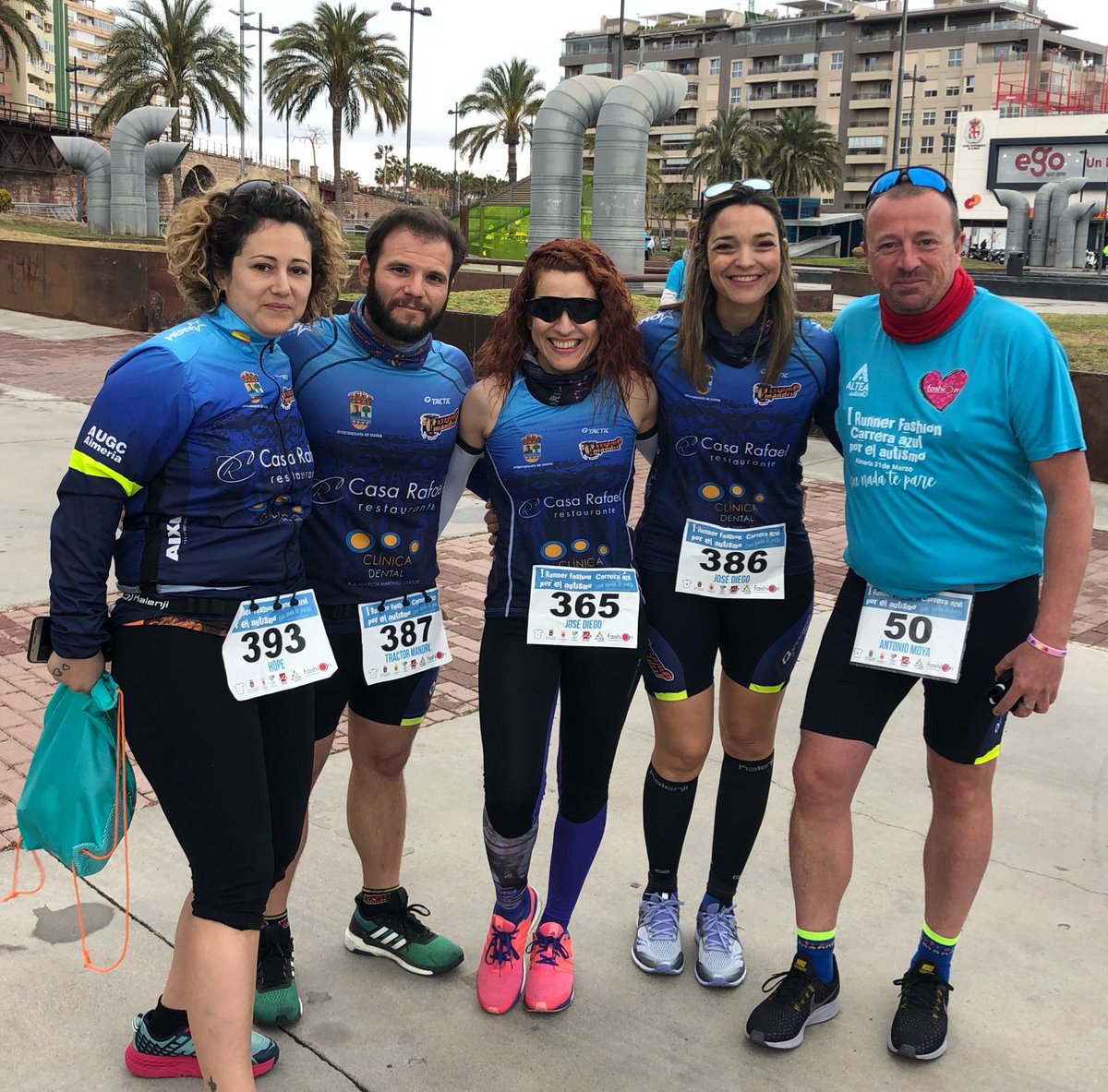 Cerca de 2.000 personas se reunieron el domingo pasado en el parque de las Almadrabillas para correr la I Runner fashion, carrera azul por el autismo y los nuestros no podían faltar🐒