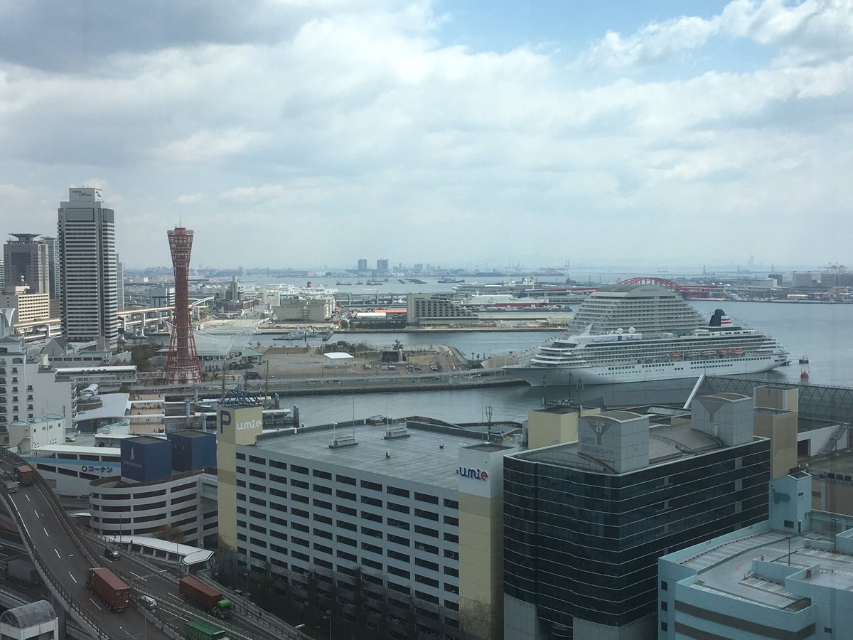 ktakeuch's tweet photo. 3月末から神戸港は客船ラッシュです。今日は、一番近くに”飛鳥II”, 正面一番奥に、”westerdam”, その左に、”Ocean Dream” が入港。真ん中の赤い船体は、いつもいる宮崎カーフェリーです。 https://t.co/HMMRsm6pEz