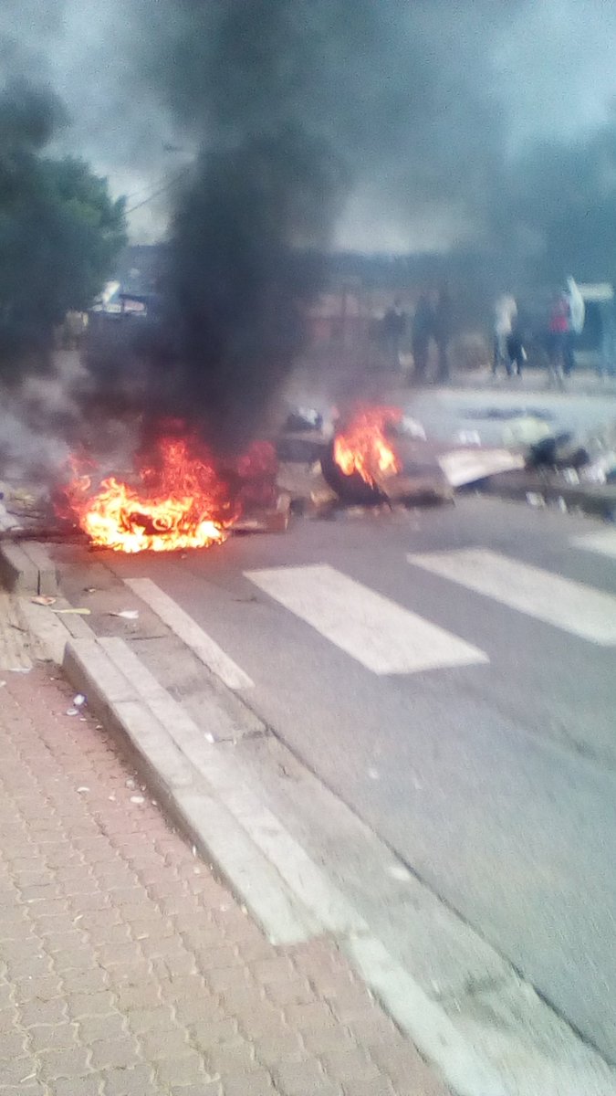 AlexFMTraffic's tweet photo. All entrances and exits at Alexandra Township have been closed due to #AlexTotalShutdown #AlexShutdown https://t.co/YhhxOCSP8k