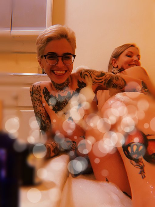 I love silly snaps with @leighravenx 🍯 https://t.co/i9FkEG7Rrx<a class="tags" href="/tag/leighravenx">@leighravenx</a>