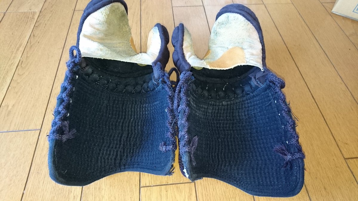 kokenchiai's tweet photo. 甲手のクリーニング

やはり自分の手にしっくり馴染んだ甲手は良いですね😊

クリーニングや修理をしながら、長く大切に使っていくというのは武士道精神のひとつの形だと思います。 https://t.co/1Vub0lofeZ
