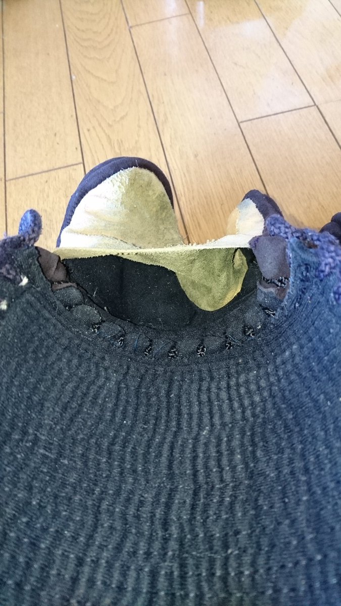 kokenchiai's tweet photo. 甲手のクリーニング

やはり自分の手にしっくり馴染んだ甲手は良いですね😊

クリーニングや修理をしながら、長く大切に使っていくというのは武士道精神のひとつの形だと思います。 https://t.co/1Vub0lofeZ