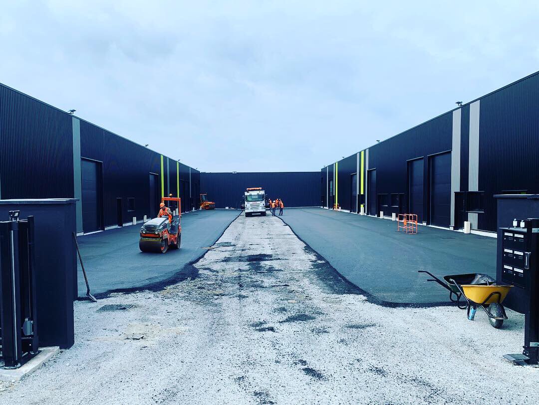 Pose de l’enrobé au Village entreprises Edifiz de Vannes  Plescop 

#bretagne #vannes #plescop #immobilierprofessionnel #businesstobusiness #professionel #morbihan #passezalouest #bossezalouest #artisan #entreprise #ZAE