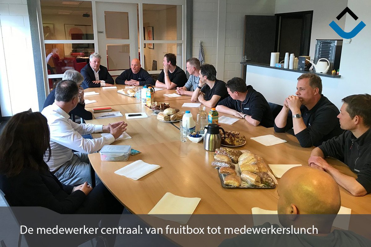 Bij Janssen de Jong Groep staat de medewerker centraal. Dit komt op verschillende manieren tot uiting. Zo staat 2019 in het teken van “De gezondheid van medewerkers” en vinden er medewerkerslunches plaats met de RvB. @hansnjsmits <a href="/JaJoBouw/">Janssen de Jong Bouw</a> Lees verder! bit.ly/2FIHZ49