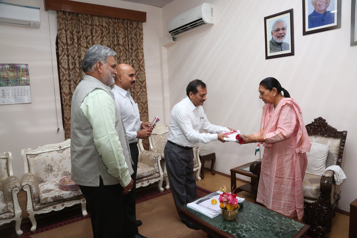 rahulreports's tweet photo. आज #मध्यप्रदेश की राज्यपाल श्रीमती @anandibenpatel जी से मुख्य सूचना आयुक्त श्री अरविंद शुक्ला, सूचना आयुक्त श्री जी कृष्णरेड्डी और मेरी सौजन्य भेंट हुई। साथ ही राज्य में सूचना के अधिकार के सूरतेहाल पर विस्तृत चर्चा भी की गई। https://t.co/PK08L2KCxr