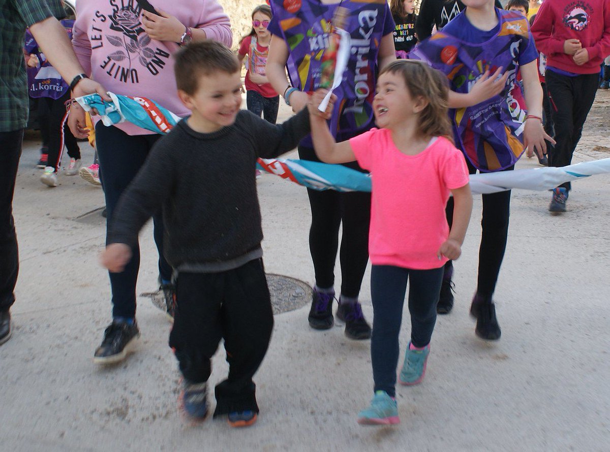 Korrika badator, badabil, badoa... Zenbat oroitzapen gurasoen eskutik ezordutan lasterka. Askoren familia-memorian gordetako oroitzapen kuttuna, une ahaztezinak. Euskaraz bizitako uneak. Eta, neurri batean, etorkizunean erabiliko dugun hizkuntza emozionatzen gaituena izanen da.