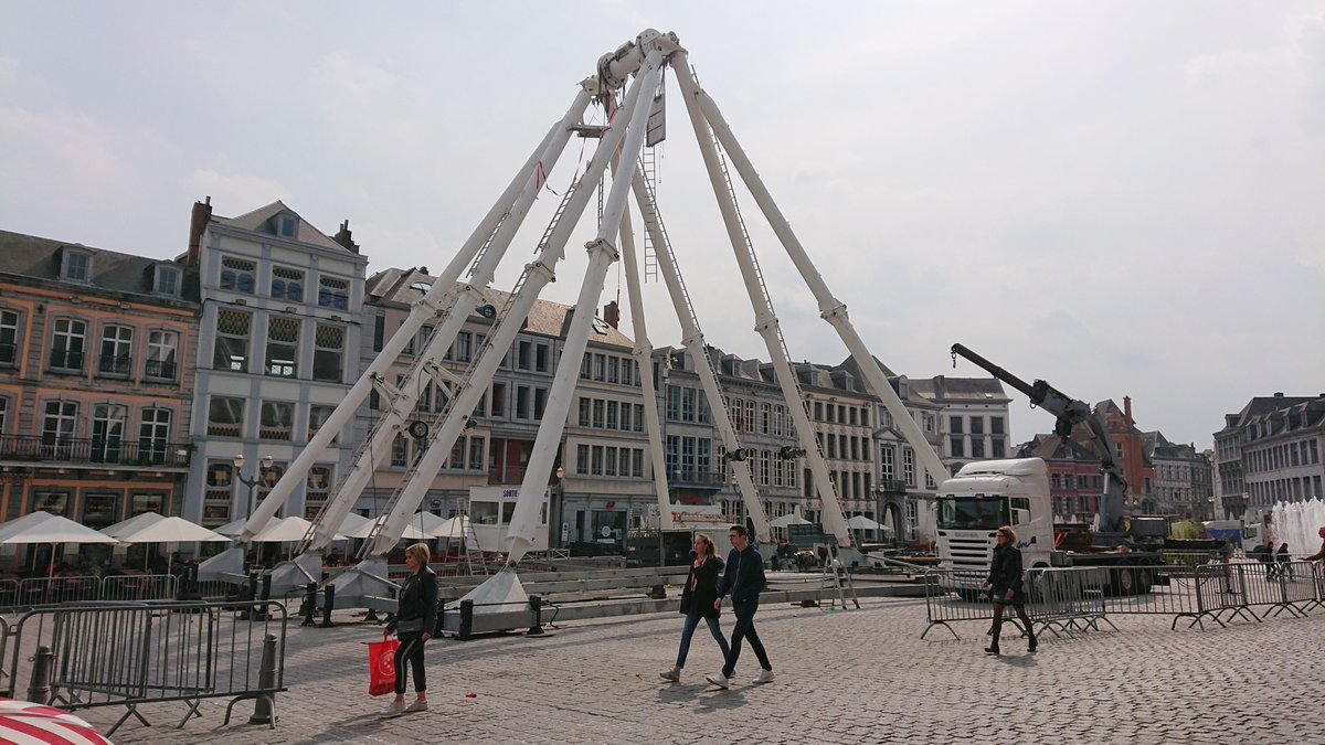 VilledeMons's tweet photo. Quelque chose se prépare sur la Grand-Place... 🤔 A partir de ce vendredi 05 avril, le printemps s'invite à Mons ! Animations tout public, grande roue, ambiance conviviale et festive... découvrez les œufs géants qui décoreront le centre-ville 🎡 https://t.co/vO1gOlQSSE